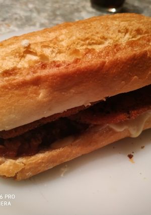 Una foto de Montado de pollo empanado con queso, beicon y jamón