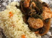 Una foto de pollo con verduras saludable