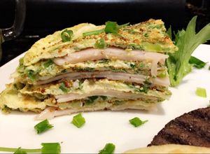 Una foto de Omelette con cebollín pimentón mostazadijon