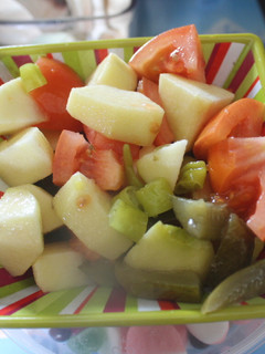 Una foto de Ensalada con manzana y guindillas