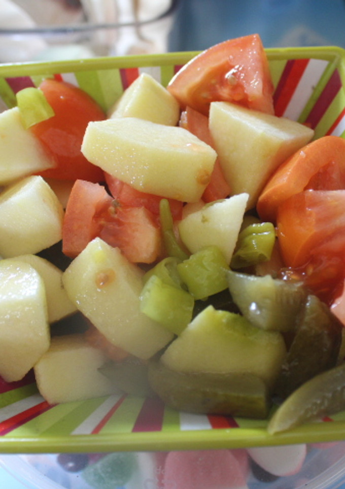 Una foto de Ensalada con manzana y guindillas