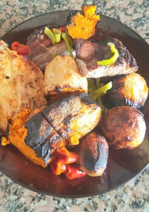 Una foto de Carne al horno de leña, con vegetales. #delantaldorado