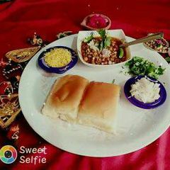 A picture of Misal pav.