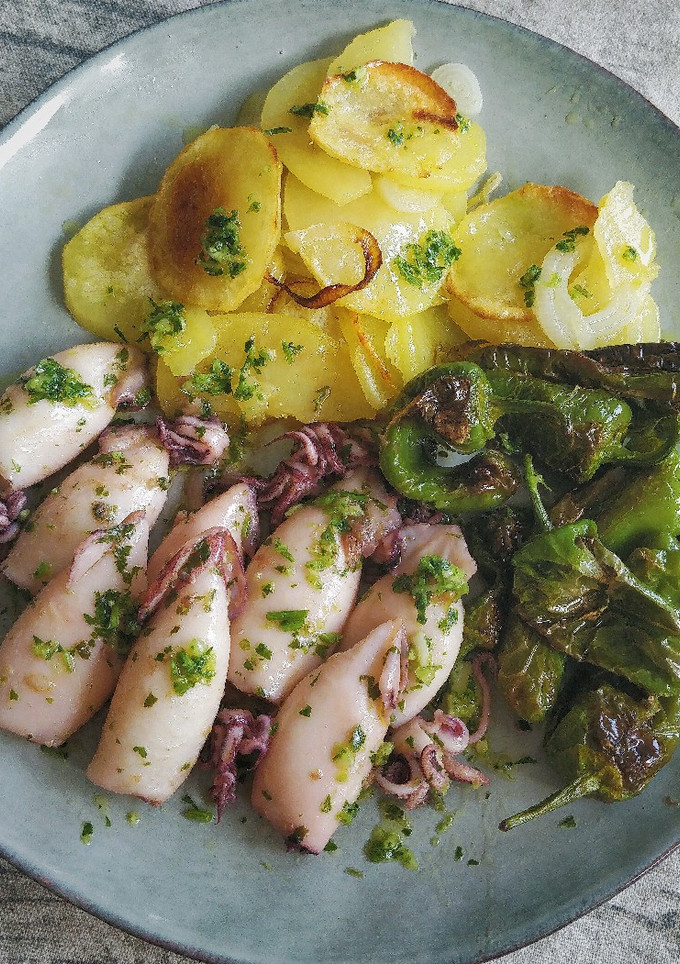 Una foto de Calamares con pimientos y patatas