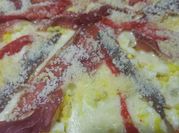 Una foto de pizza de embutidos