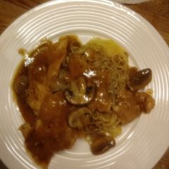 A picture of Chicken marsala.