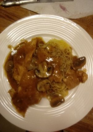 A picture of Chicken marsala.