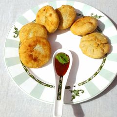 A picture of Pyaz Ki Kachori.