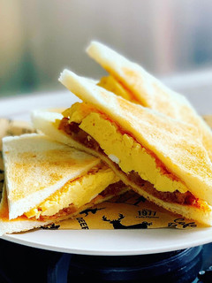 【早餐/下午茶】鹹牛肉炒蛋三明治🥪 的食譜成品照片