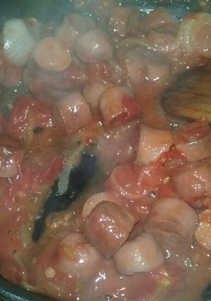 Una foto de Salchichas con tomate