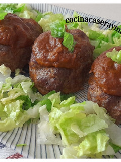Una foto de Albondigones con salsa española
