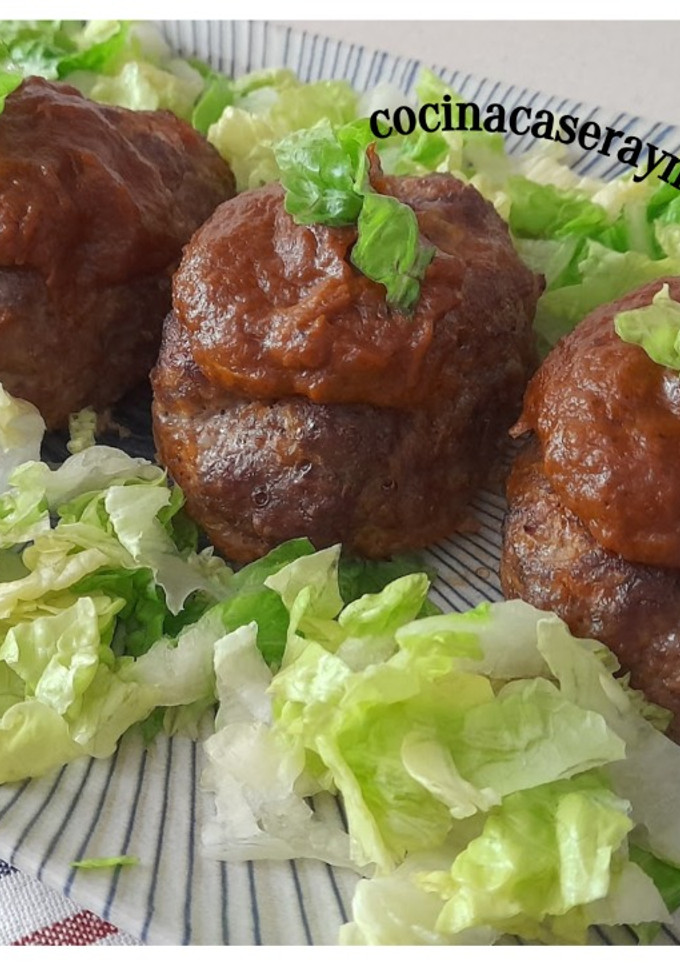 Una foto de Albondigones con salsa española