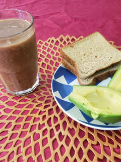 Una foto de Desayuno Saludable a base de quaker con manzanas y pan y palta