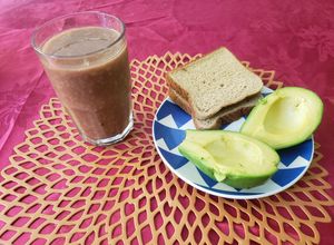 Una foto de Desayuno Saludable a base de quaker con manzanas y pan y palta