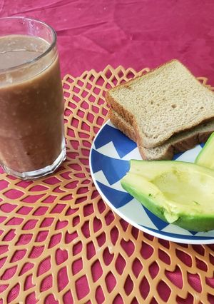 Una foto de Desayuno Saludable a base de quaker con manzanas y pan y palta