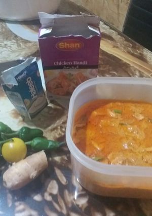 A picture of Chicken Handi.
