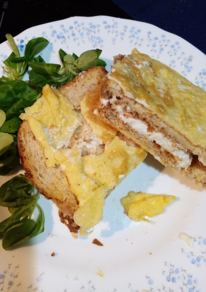 Una foto de Sándwich cubierto de tortilla, relleno de rulo de cabra y papaya