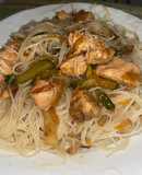 Китайська локшина з овочами та куркою