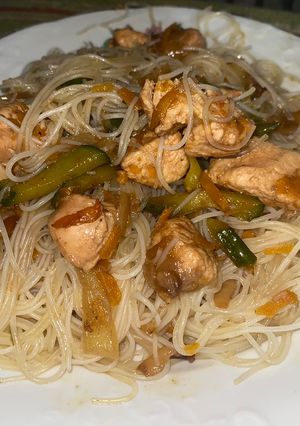 Фото Китайська локшина з овочами та куркою.