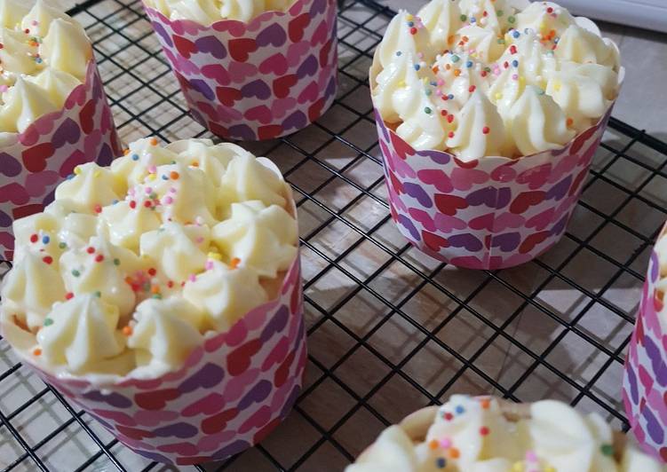 100. Vanila Cupcakes