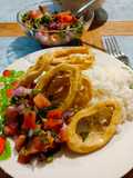 Aros de calamar fritos con arroz y pebre