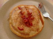 Una foto de pan con harina de hot cakes