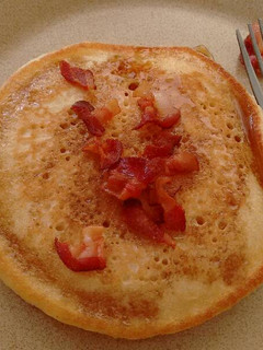 Una foto de Hot cakes o pan cakes con tocino. ॐ