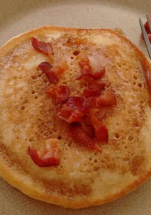 Una foto de Hot cakes o pan cakes con tocino. ॐ