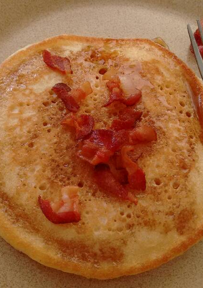 Una foto de Hot cakes o pan cakes con tocino. ॐ