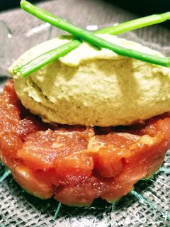 Una foto de Tartar de atún con helado de aguacate saludable #low carb