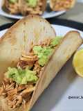 Taco mexicano de pollo tinga con salsa verde