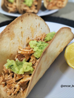 Una foto de Taco mexicano de pollo tinga con salsa verde