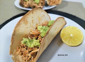 Foto principal de Taco mexicano de pollo tinga con salsa verde