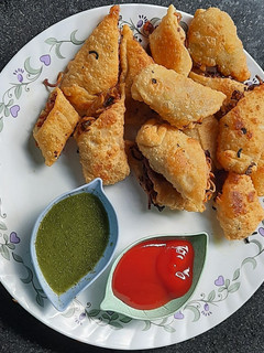 चायनीज स्प्रिंग रोल्स (Chinese spring roll recipe in marathi) रेसिपी चे मुख्य फोटो
