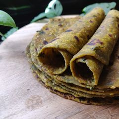 A picture of Palak-methi rolls.