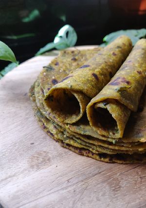 A picture of Palak-methi rolls.