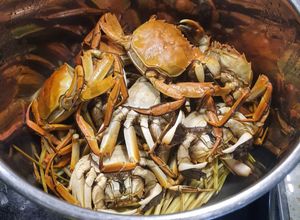 Hình của món Cà ra (cua lông) hấp bia sả.