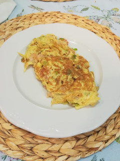 Una foto de Tortilla de puerro y gambas