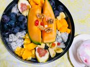 Una foto de postres de papaya