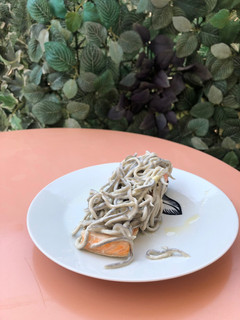 Una foto de Salmón en papillote con gulas