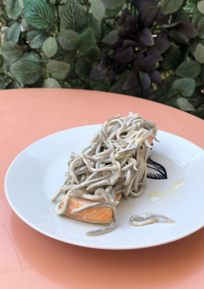 Una foto de Salmón en papillote con gulas
