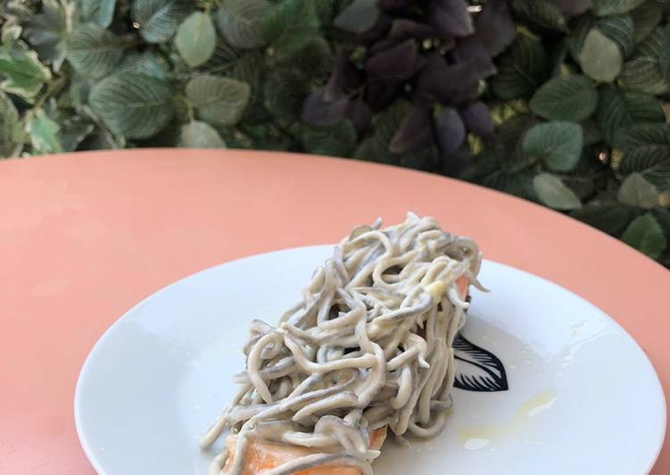 Salmón en papillote con gulas