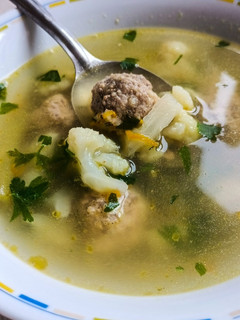 Фото Суп с фрикадельками, цветной капустой и спаржей.