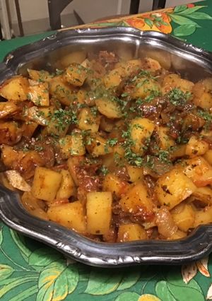Une photo de Pommes de terre sautées tomates, oignons et marinade