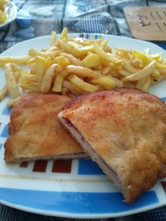 Una foto de Cachopo de cecina y queso de cabra