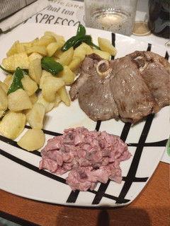 Una foto de Chuleta de pierna de cordero con patatas, pimientos y ensalada