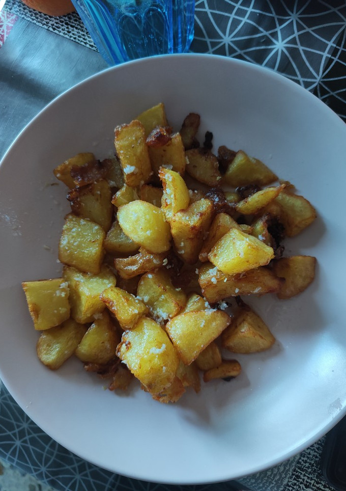 Una foto de Patatas al ajillo