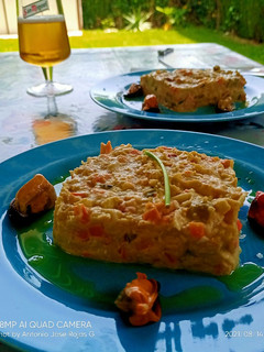 Una foto de Ensaladilla de buey de mar y cangrejo real