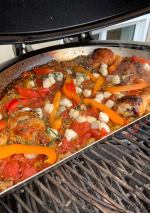 Une photo de Paella sur BBQ au charbon