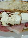 50. Tapa o bocata de jamón y queso fresco